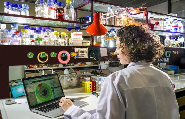 Woman in a lab using bioinformatics